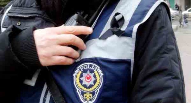Özgecan yürüyüşünde polisler siyah kurdele taktı
