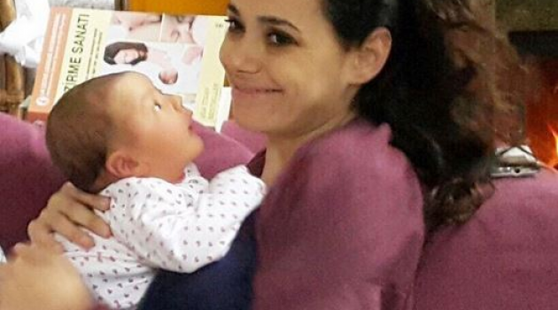 Özgü Namal Oğluyla Fotoğrafını Instagram'da Paylaştı