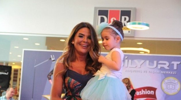 Özlem Yıldız Miniklerle Podyuma Çıktı