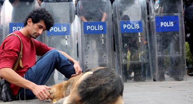 Pandomim sanatçısına 'Polise mukavemet' soruşturması