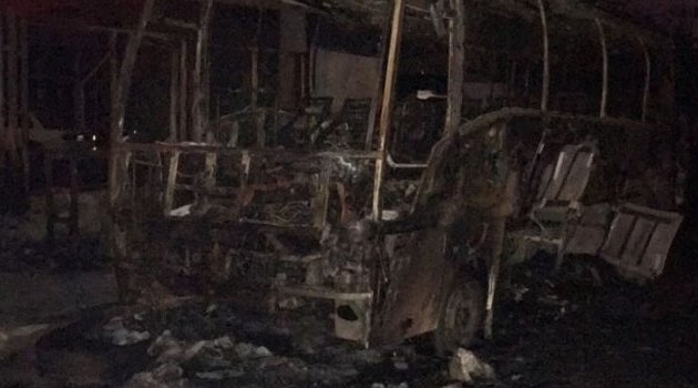 Park halindeki otobüs alev alev yandı