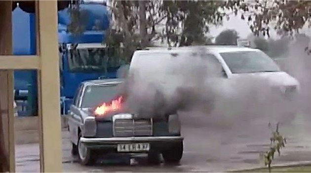 Park halindeki otomobil alev aldı