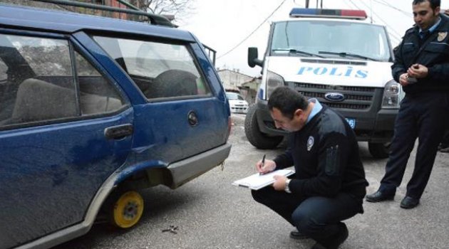 Park halindeki otomobilin 4 lastiği çalındı