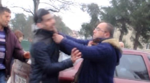 Park yüzünden cadde ortasında birbirlerine girdiler