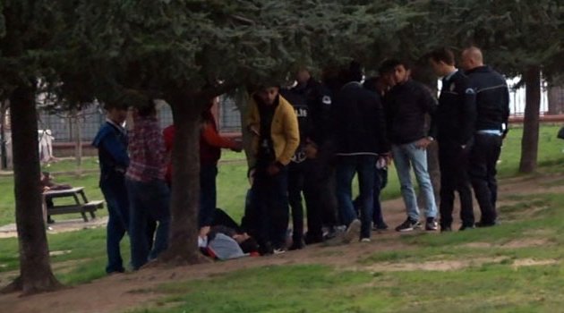 Parkta bıçaklı kavga! 3 yaralı