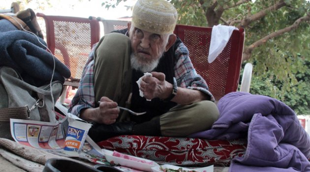 Parkta kalan yaşlı adamın hesabından servet çıktı