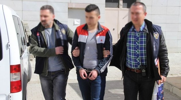 Parkta kız arkadaşına bakan genci öldürdü