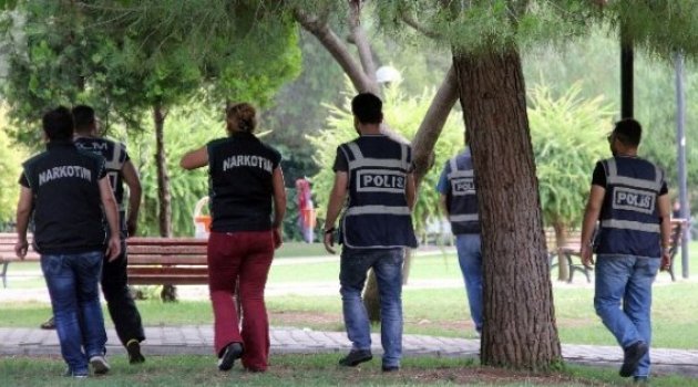 Parkta narkotik köpekli uyuşturucu uygulaması