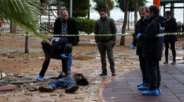 Parkta yanmış ceset bulundu