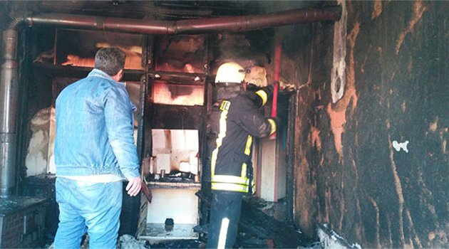 Patlayan televizyon evi kül etti