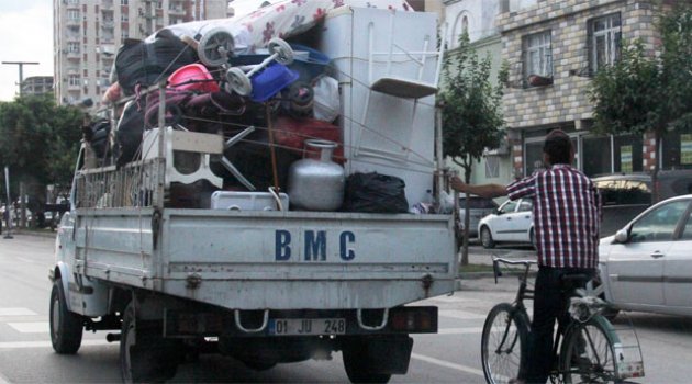 Pedal çevirmekten yorulunca kamyonete asıldı