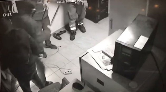 Petrol istasyonunu döner bıçaklarıyla gasp ettiler