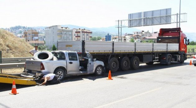 Pikap TIR&#039;ın altına girdi: 1 ağır 3 yaralı