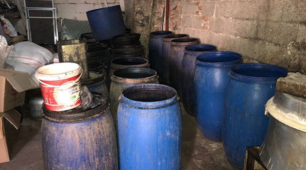 Piyasa değeri 300 bin lira olan 5 ton 235 litre sahte rakı ele geçirildi