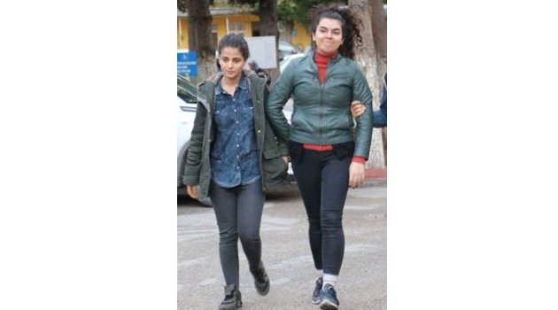 Pkk’ya "Terör Örgütü" Diyemeyen Üniversiteli Kızlar, Terör Örgütü Üyesi Olmaktan Tutuklandı