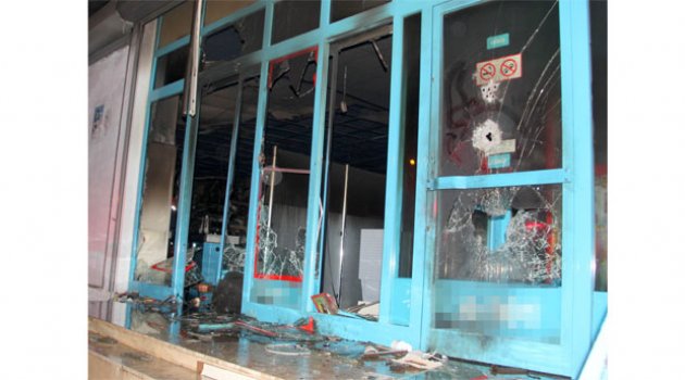 PKK yandaşları para kasalarını gasp edip, marketi ateşe verdi