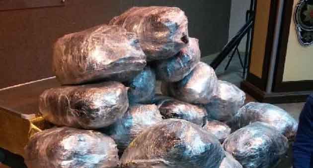 Plakasız otomobilde 128 kilo esrar ele geçirildi