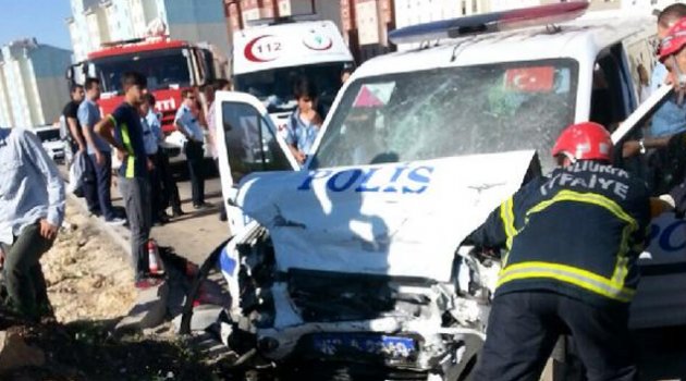 Polis aracı otomobille çarpıştı: 4 yaralı