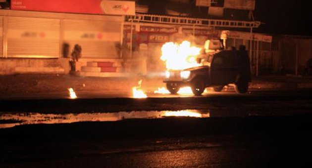 Polis araçlarına molotoflu saldırı