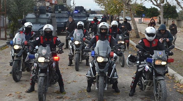 Polis, Ceyhan'da terör operasyonu yaptı, vatandaş alkışlarla destek verdi