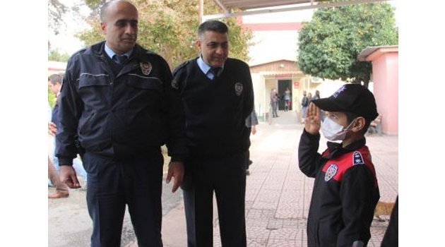 Polis Hayranı Lösemi Hastası Mustafa’nın Tek Hayali Arabalı Yatakta Uyumak