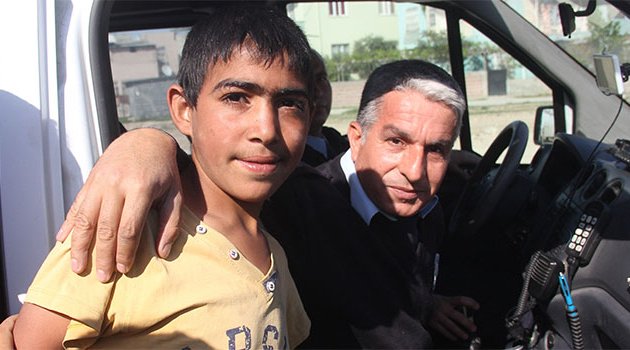 Polis ile çocuk ele ele hayat kurtardı