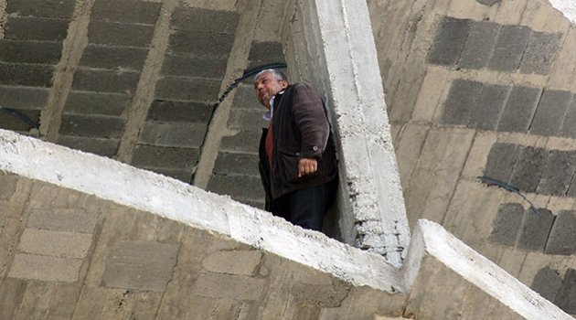 Polis, intihara teşebbüs eden şahsı kendine kelepçeledi