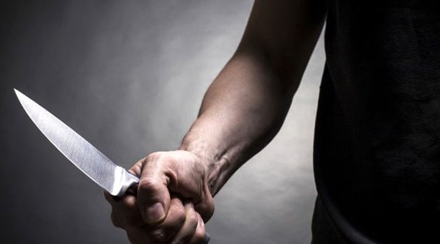 Polis kavgayı ayırmak isteyince bıçaklandı
