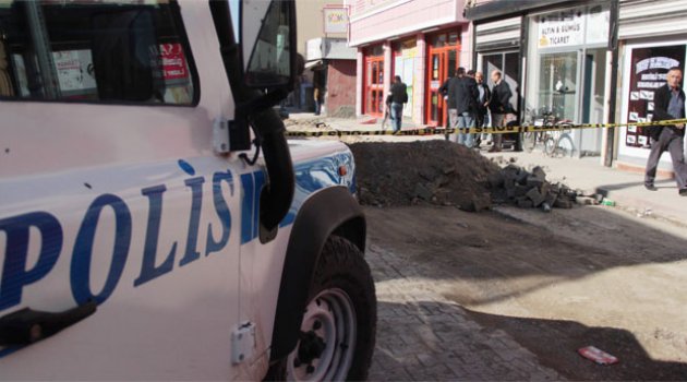 Polis kuyumcu soyguncularını bir saatte yakaladı