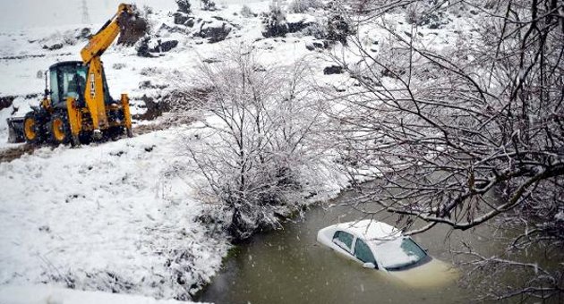 Polis memuru otomobille dereye uçtu