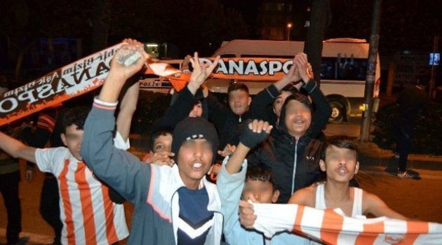 Polis Müdahalesinden Kurtulmak İsteyen Saldırgan Taraftarlardan ’şehitler Ölmez’ Sloganı