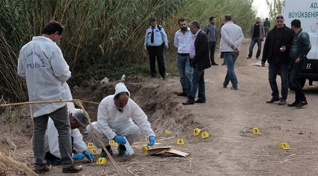 Polis Suriyeli'nin katilini bulmak için dedektörle delil aradı
