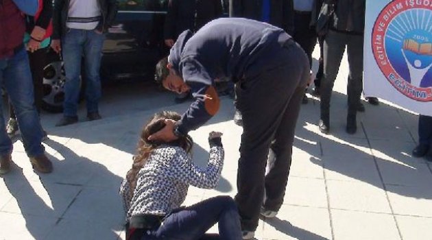 Polis, tiyatro gösterisini gerçek sandı