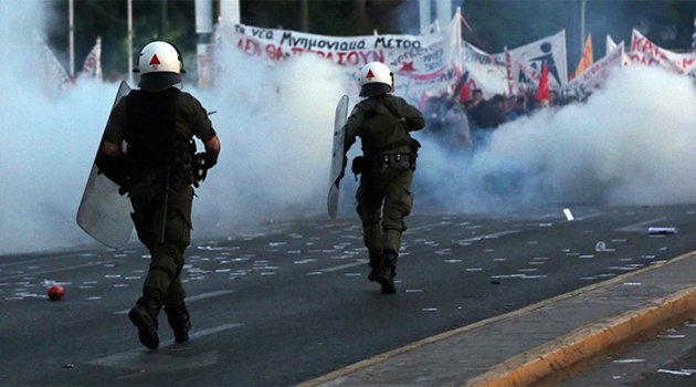 Polis ve göstericiler çatıştı!