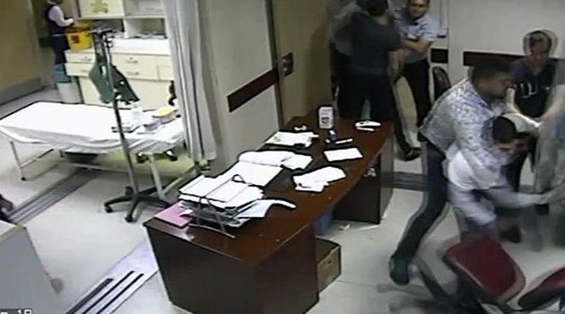 Polis ve güvenlik görevlileri hasta yakınlarının saldırısına uğradı