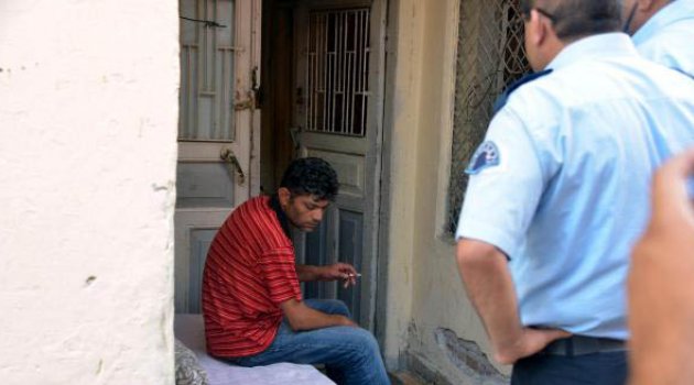 Polis zoruyla evden çıkarıldı