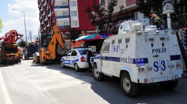 Polise atmak isterken elinde patladı!