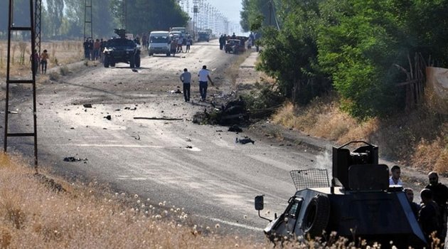 Polise bomba yüklü araçla saldırı