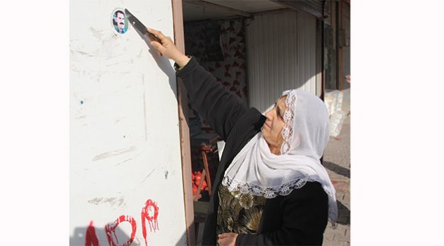 Polisi gören kadın Abdullah Öcalan çıkarmasını bıçakla kazıdı