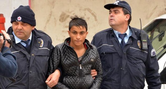 Polisi görünce attığı çantadan 50 bin lira çıktı