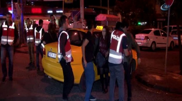 Polisi görünce taksiden atladı