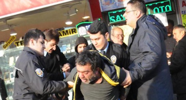 Polisle, kimlik göstermeyen kişi arasında arbede