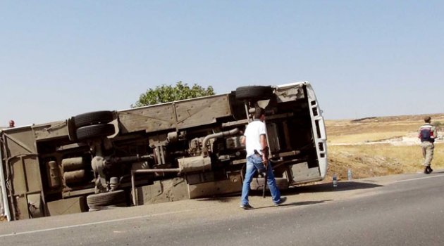 Polisleri taşıyan midibüs devrildi!... 7 yaralı!