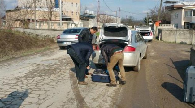 Polisten kaçarken attıkları valizden silahlar ve uyuşturucu çıktı
