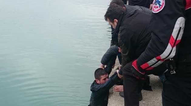 Polisten kaçmak için Seyhan Nehri'ne atladı
