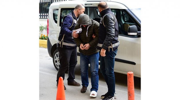 Polisten kaçmak istedi balkondan atladı