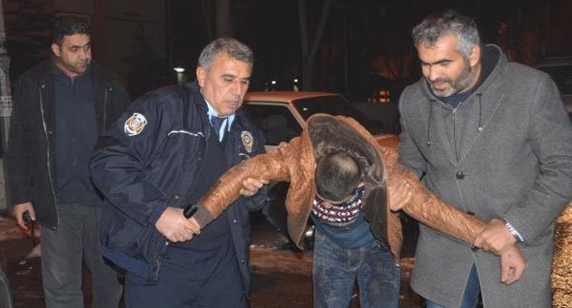 Polisten kaçtı, saklandığı otomobilin altında yakalandı