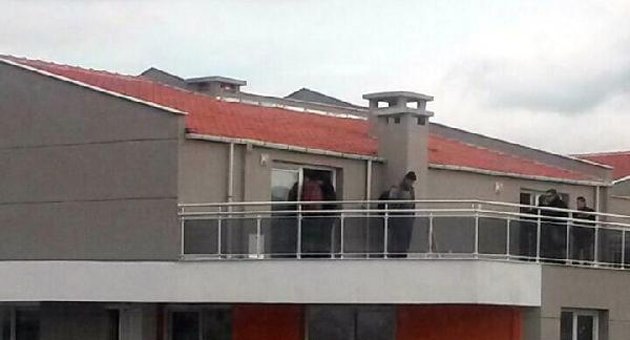 Pompalı tüfekle 2 kişiyi rehin aldı