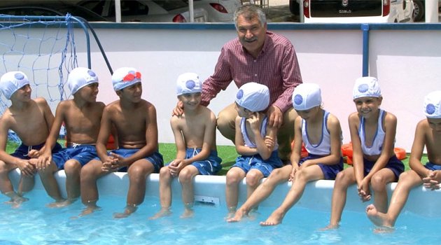Portatif yüzme havuzlarında hizmet aralıksız sürüyor
