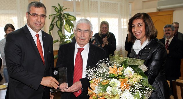 Prof. Dr. Ural Dinç’e “Hizmet Ödülü”